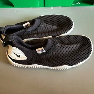 Nike aqua socks size 10c